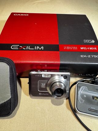 Cámara Casio Exilim EX-Z 750 con funda protectora