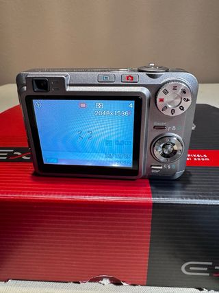 Cámara Casio Exilim EX-Z 750 con funda protectora