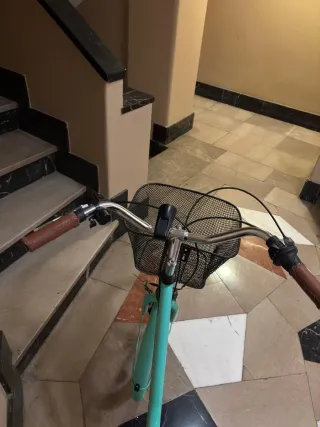 Bicicleta de paseo azul con cesta