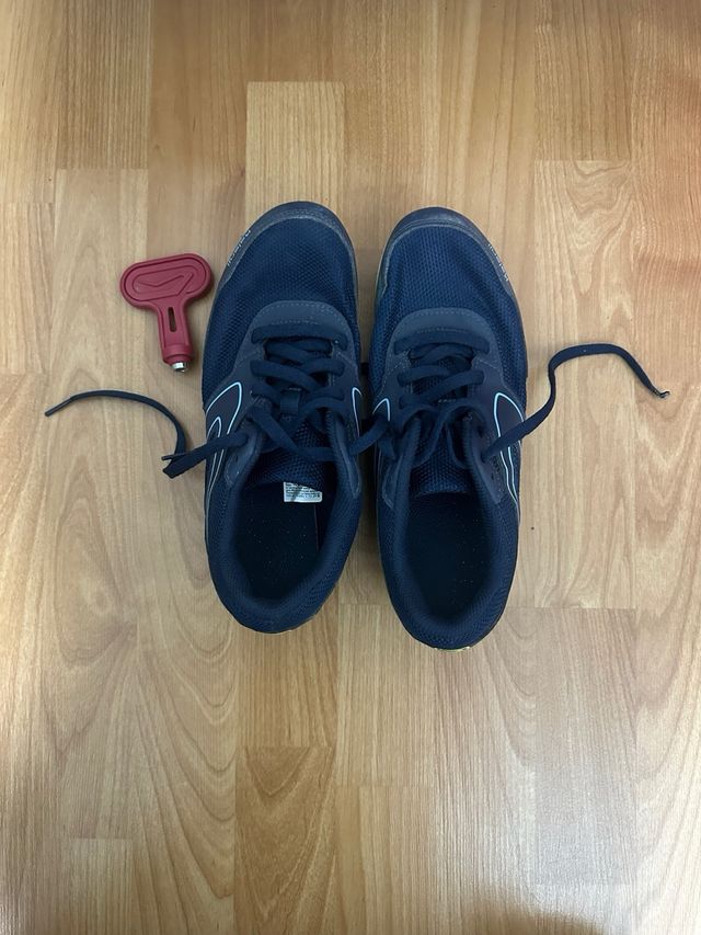 Zapatillas de clavos infantiles azules