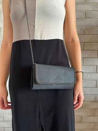 NOCHEVIEJA. Bolso negro brillante asa de cadena.