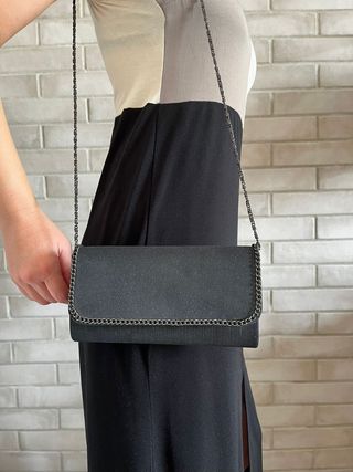 NOCHEVIEJA. Bolso negro brillante asa de cadena.