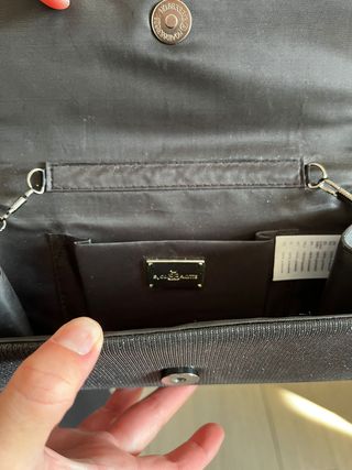 NOCHEVIEJA. Bolso negro brillante asa de cadena.