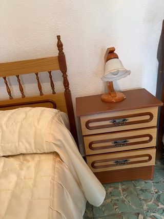 Conjunto Armario de madera, cama y mesilla