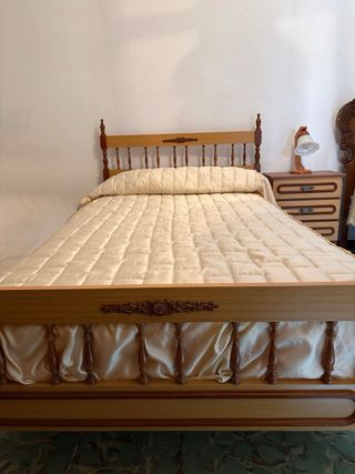 Conjunto Armario de madera, cama y mesilla
