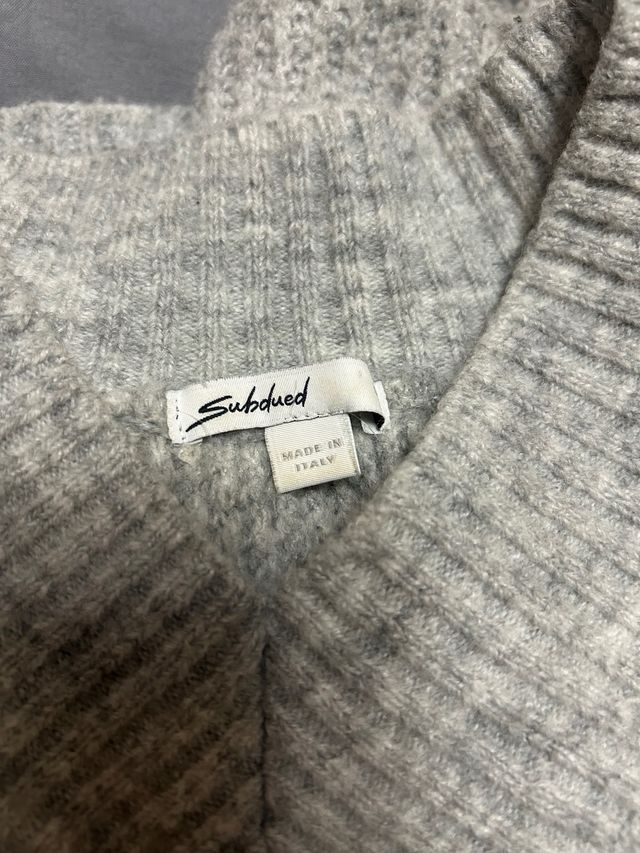 Jersey gris cuello pico.