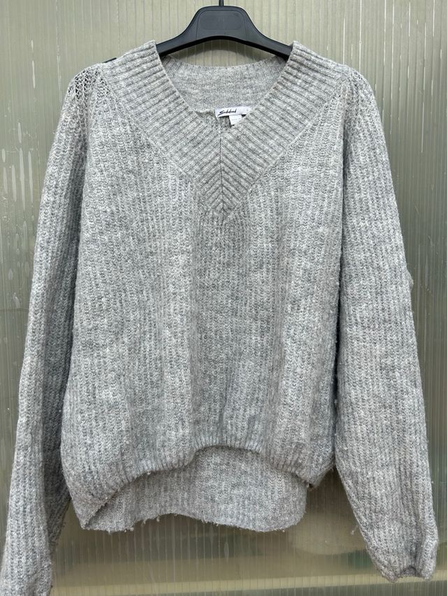 Jersey gris cuello pico.