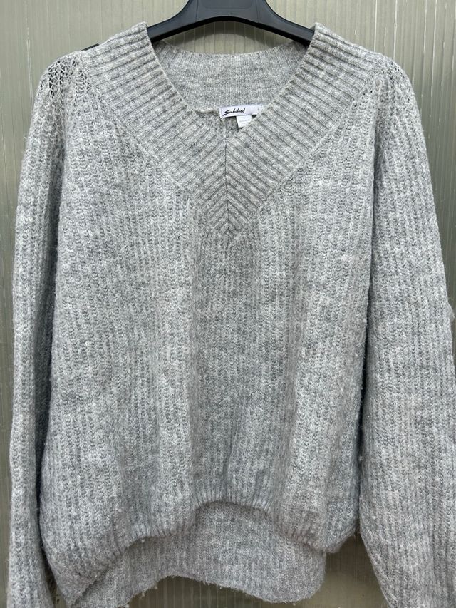 Jersey gris cuello pico.