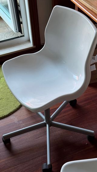 Silla de escritorio gris y blanca