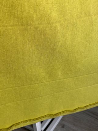 Dos cortinas de salón verde, pistacho