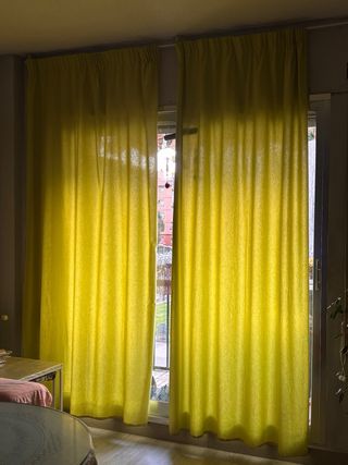 Dos cortinas de salón verde, pistacho