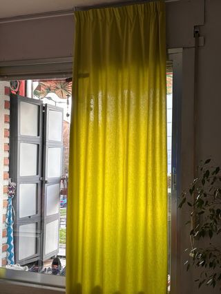 Dos cortinas de salón verde, pistacho