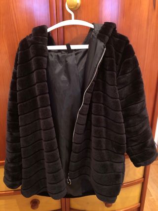 Abrigo negro de pelo sintético