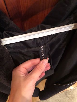 Abrigo negro de pelo sintético