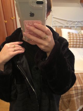 Abrigo negro de pelo sintético