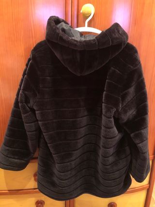 Abrigo negro de pelo sintético