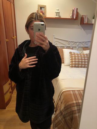 Abrigo negro de pelo sintético