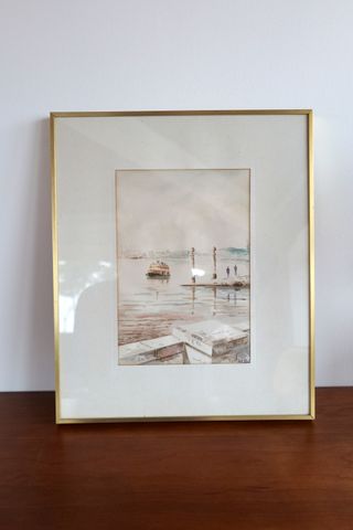 Quadro em papel com moldura dourada