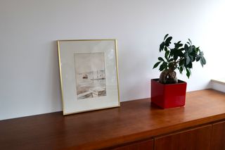 Quadro em papel com moldura dourada