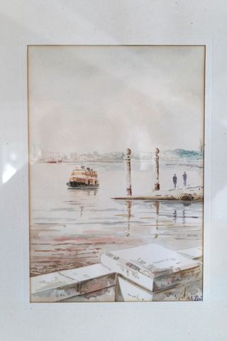 Quadro em papel com moldura dourada