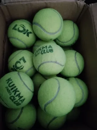 Pelotas de pádel Kuikma y LOK, 58 unidades.