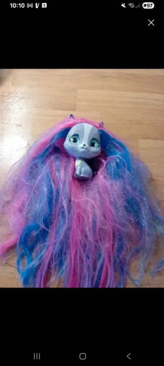 Muñeco con pelo largo multicolor