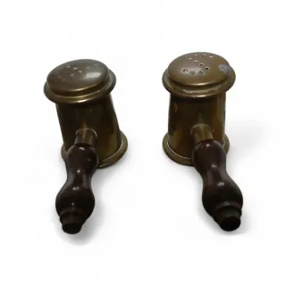 Pareja de espolvoreadores antiguos de latón