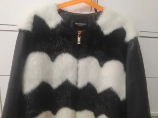 Abrigo Guess pelo y piel negro/blanco Talla 16 año