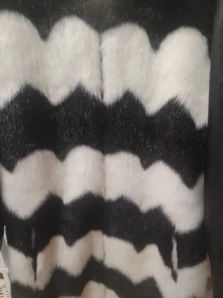 Abrigo Guess pelo y piel negro/blanco Talla 16 año