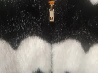 Abrigo Guess pelo y piel negro/blanco Talla 16 año