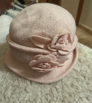 Sombrero rosa con flores