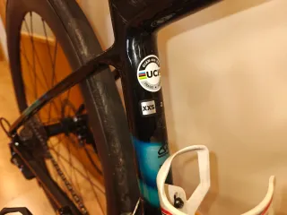 Bicicleta de carretera Liv negra