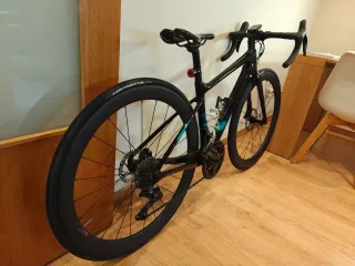 Bicicleta de carretera Liv negra