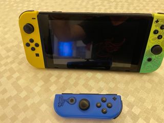 Nintendo Switch Edición Fortnite + 3 Mandos