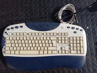Teclado Logitech USB Blanco y Azul