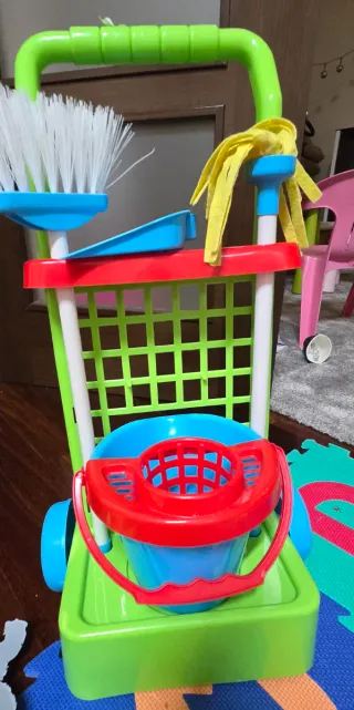 Carro de limpieza en.buen uso