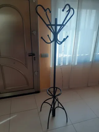 Perchero de pie negro metal