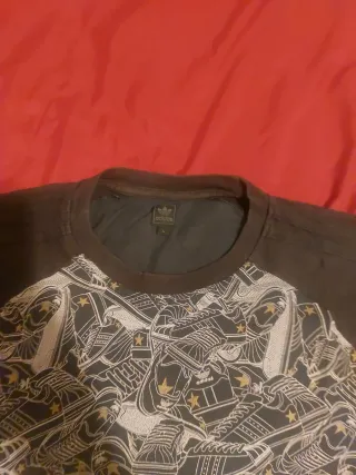 Camiseta Adidas Estampado Zapatillas Talla L