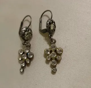 Pendientes plateados con pedrería