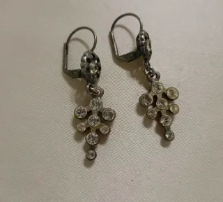 Pendientes plateados con pedrería