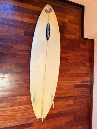 Tabla de surf con quillas