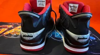 Zapatillas Jordan Talla 42 Negras y Rojas