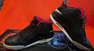 Zapatillas Jordan Talla 42 Negras y Rojas