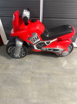 Moto de juguete roja