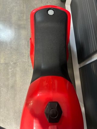 Moto de juguete roja