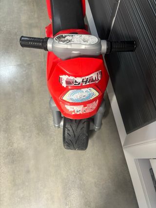 Moto de juguete roja