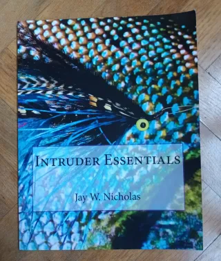 Libro "Intruder Essentials" de Jay W. Nicholas