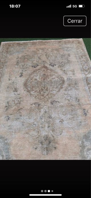 Alfombra beige y verde