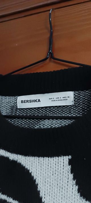 Jersey blanco y negro diseño espiral streetwear