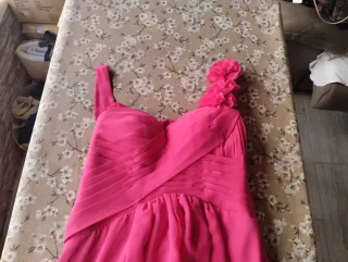 Vestido de fiesta rosa con cordones